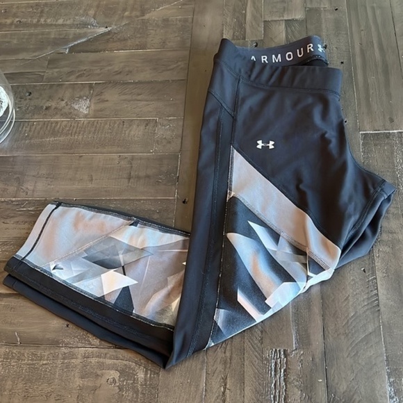 Under Armour Women's HeatGear No-Slip Waistband Mid-Rise Capris - Picture 3 of 4